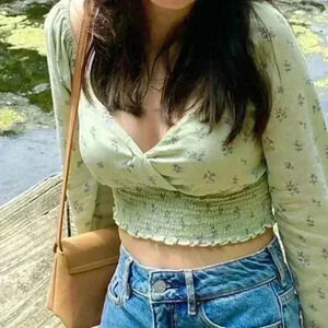 Kendall& Kylie long sleeve crop top size xs (16)